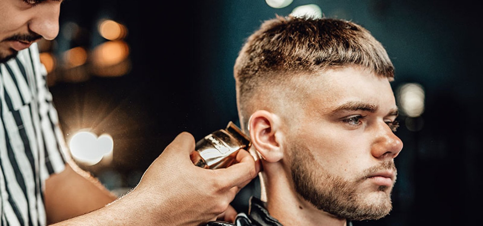 guy-gets-a-haircut-in-modern-and-luxurious-barbers-GVZT7NT.jpg